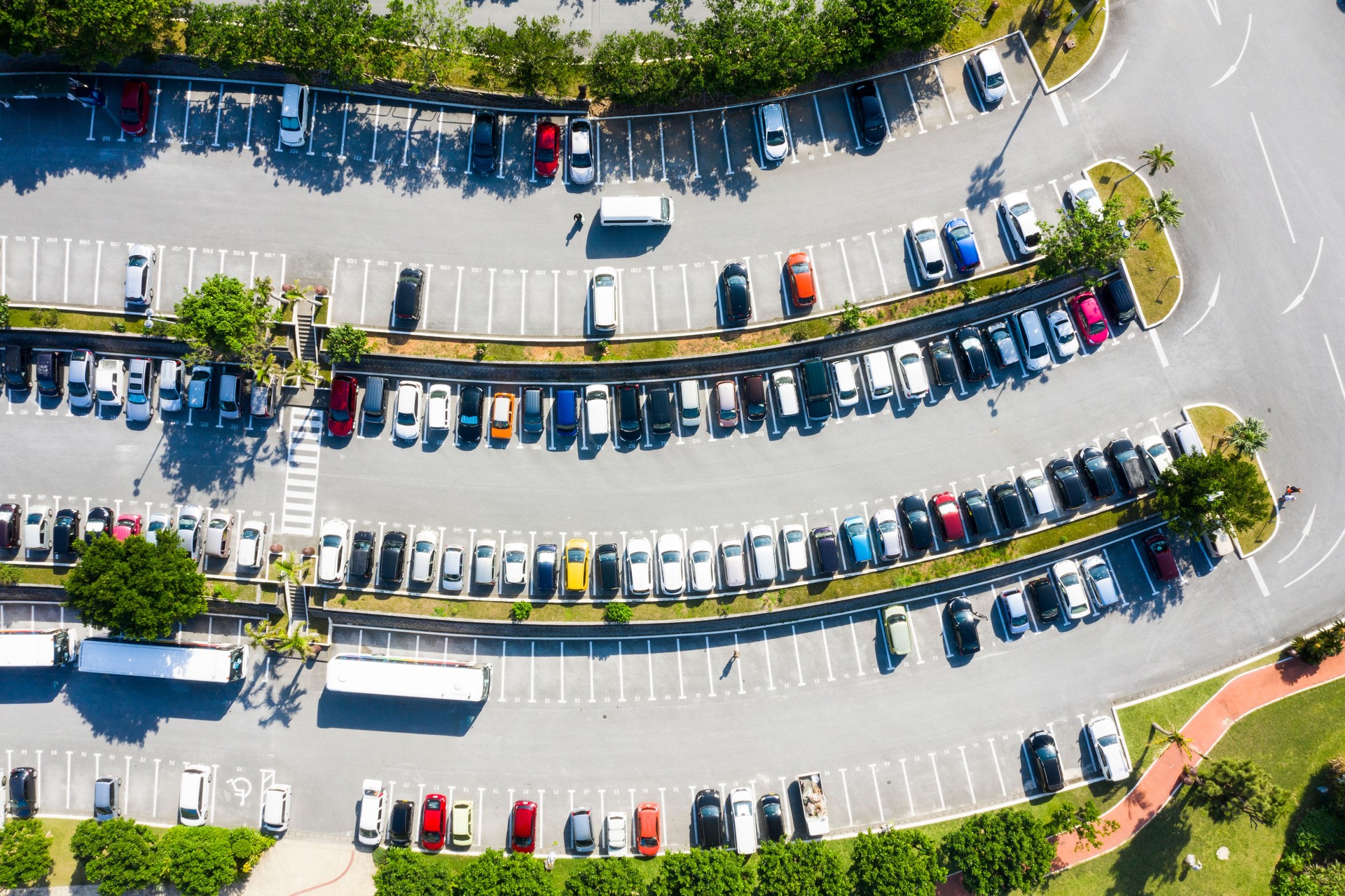 Aerial photograph of parking lot of sightseeing spot.